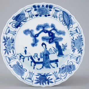Une assiette en porcelaine de Chine bleu et blanc de style kraak, époque Kangxi — photo 1