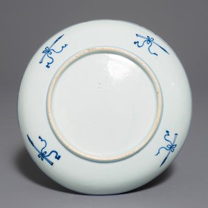 Une assiette en porcelaine de Chine bleu et blanc, Kangxi/Yongzheng — photo 2