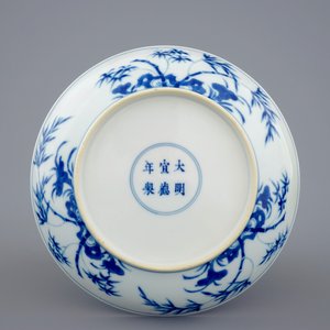 Une assiette en porcelaine de Chine bleu et blanc, marque de Xuande, Yongzheng, 1723-1735 — photo 2