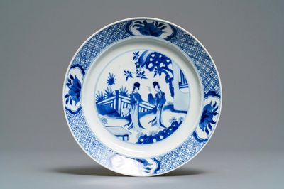 Une assiette en porcelaine de Chine bleu et blanc, marque et époque de Kangxi