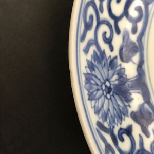 Une assiette en porcelaine de Chine bleu et blanc, marque et époque de Yongzheng — photo 5