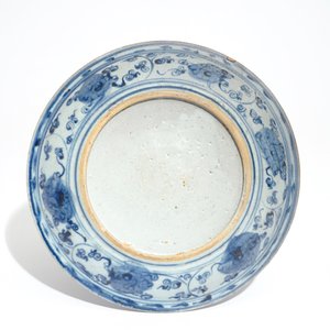 Une assiette en porcelaine de Chine bleu et blanc, Ming, Hongzhi — photo 2