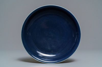 Une assiette en porcelaine de Chine bleu monochrome à décor Anhua, marque de Wanli, 18/19ème