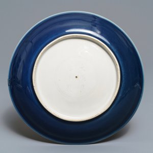Une assiette en porcelaine de Chine bleu monochrome à décor Anhua, marque de Wanli, 18/19ème — photo 2