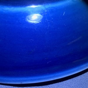 Une assiette en porcelaine de Chine bleu monochrome à décor Anhua, marque de Wanli, 18/19ème — photo 7