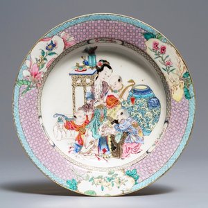 Une assiette en porcelaine de Chine coquille d'oeuf au dos rouge rubis, Yongzheng — photo 1