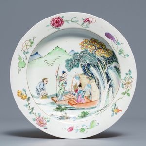 Une assiette en porcelaine de Chine coquille d'oeuf au dos rouge rubis, Yongzheng — photo 1