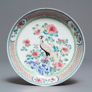 Une assiette en porcelaine de Chine coquille d'oeuf au dos rouge rubis, Yongzheng — photo 1