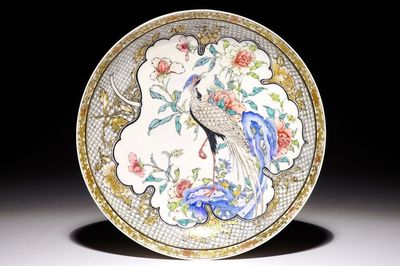 Une assiette en porcelaine de Chine coquille d'oeuf famille rose et grisaille à décor d'un faisan, Yongzheng