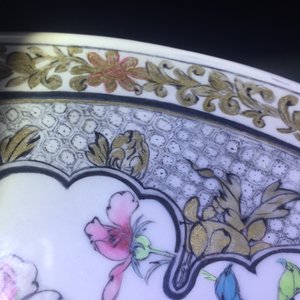 Une assiette en porcelaine de Chine coquille d'oeuf famille rose et grisaille à décor d'un faisan, Yongzheng — photo 8