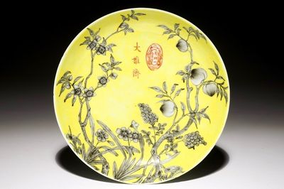 Une assiette en porcelaine de Chine Dayazhai à décor en grisaille sur fond jaune, 19ème
