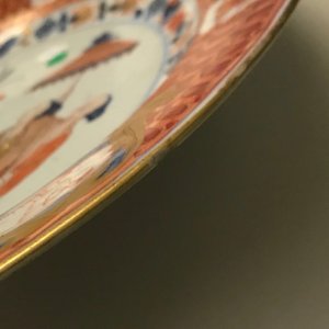 Une assiette en porcelaine de Chine de style Imari à décor "Dames au Parasol", Qianlong, ca. 1736-1738 — photo 3
