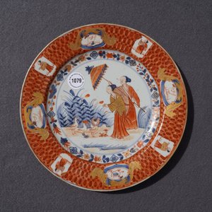Une assiette en porcelaine de Chine de style Imari à décor "Dames au Parasol", Qianlong, ca. 1736-1738 — photo 6