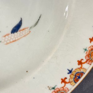 Une assiette en porcelaine de Chine de style Kakiemon à décor de cailles, Qianlong — photo 7