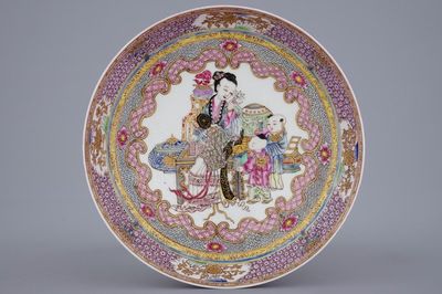 Une assiette en porcelaine de Chine de style Yongzheng au dos rouge rubis, 19/20ème
