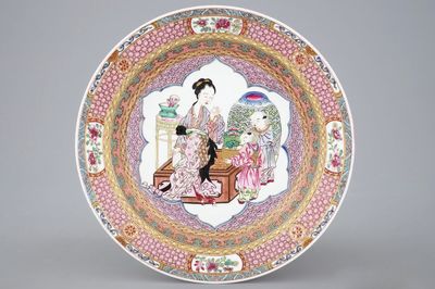 Une assiette en porcelaine de Chine de style Yongzheng au dos rouge rubis, 19/20ème