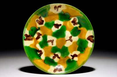 Une assiette en porcelaine de Chine de type épinards et oeuf, 19ème
