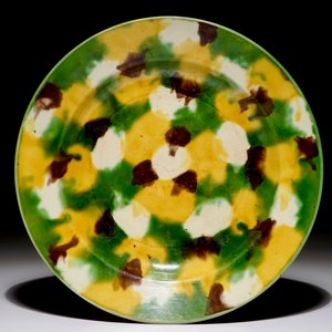 Une assiette en porcelaine de Chine de type épinards et oeuf, Kangxi — photo 1