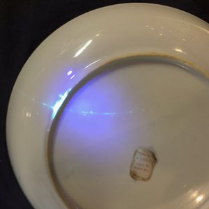 Une assiette en porcelaine de Chine d'exportation à décor hollandais d'un calvaire, Qianlong — photo 11