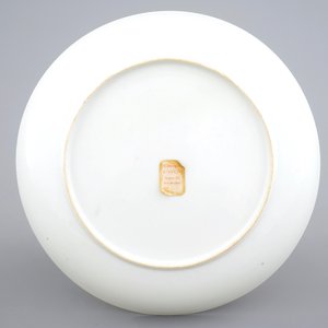 Une assiette en porcelaine de Chine d'exportation à décor hollandais d'un calvaire, Qianlong — photo 2