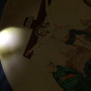 Une assiette en porcelaine de Chine d'exportation à décor hollandais d'un calvaire, Qianlong — photo 3