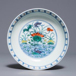 Une assiette en porcelaine de Chine doucai à décor de canards, Yongzheng — photo 1