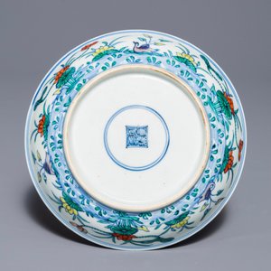 Une assiette en porcelaine de Chine doucai à décor de canards, Yongzheng — photo 2