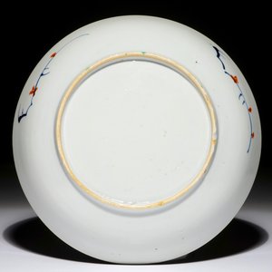 Une assiette en porcelaine de Chine doucai à décor floral, Kangxi — photo 2