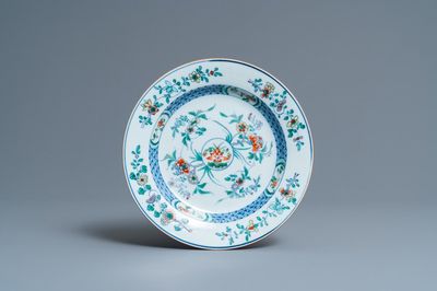 Une assiette en porcelaine de Chine doucai, Kangxi