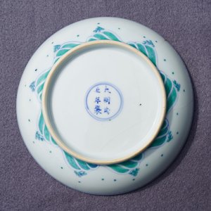 Une assiette en porcelaine de Chine doucai, marque de Chenghua, Yonzheng — photo 13