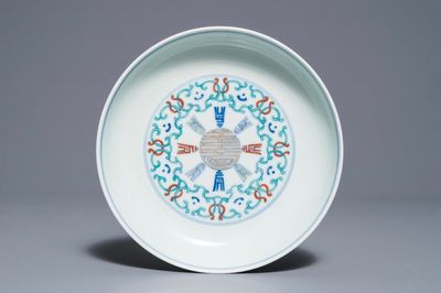 Une assiette en porcelaine de Chine doucai, marque de Yongzheng, 19/20ème