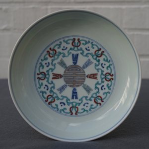 Une assiette en porcelaine de Chine doucai, marque de Yongzheng, 19/20ème — photo 3