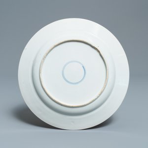 Une assiette en porcelaine de Chine du type 'South Sea Bubble' figurant l'harlequin de La Commedia dell'arte, Kangxi/Yongzheng — photo 2