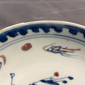 Une assiette en porcelaine de Chine en bleu, blanc et rouge de cuivre, Ming — photo 3