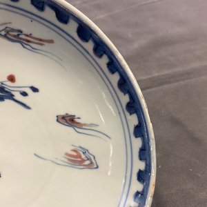 Une assiette en porcelaine de Chine en bleu, blanc et rouge de cuivre, Ming — photo 4