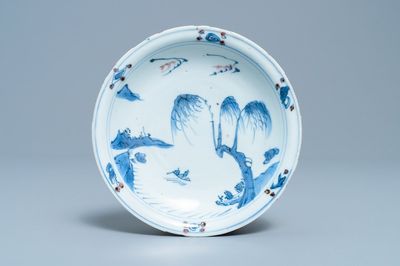 Une assiette en porcelaine de Chine en bleu, blanc et rouge de cuivre, Ming