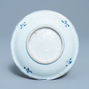 Une assiette en porcelaine de Chine en bleu, blanc et rouge de cuivre, Ming — photo 2