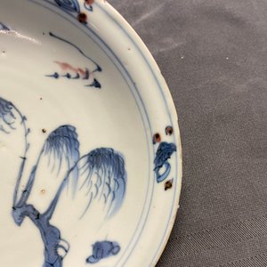 Une assiette en porcelaine de Chine en bleu, blanc et rouge de cuivre, Ming — photo 7