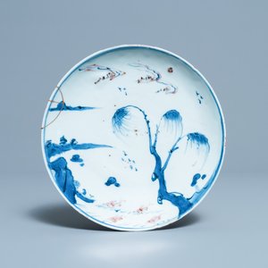 Une assiette en porcelaine de Chine en bleu, blanc et rouge de cuivre pour le marché japonais, époque Transition — photo 1