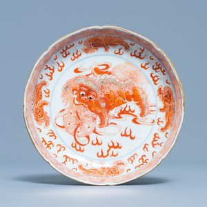 Une assiette en porcelaine de Chine en bleu, blanc et rouge de fer à décor de lions bouddhistes, marque de Qianlong, 19ème — photo 1