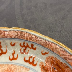 Une assiette en porcelaine de Chine en bleu, blanc et rouge de fer à décor de lions bouddhistes, marque de Qianlong, 19ème — photo 5