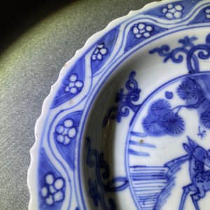 Une assiette en porcelaine de Chine en bleu et blanc à décor de deux cerfs, Ming — photo 6