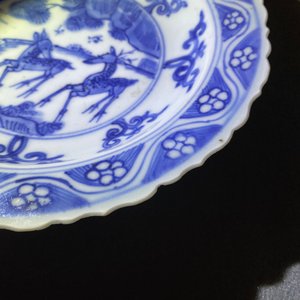 Une assiette en porcelaine de Chine en bleu et blanc à décor de deux cerfs, Ming — photo 8