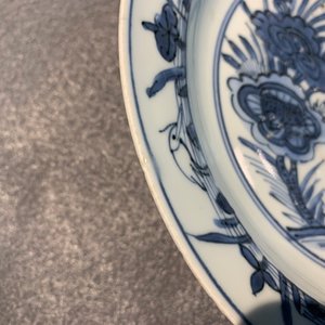 Une assiette en porcelaine de Chine en bleu et blanc à décor de deux écureuils et une grenouille, Wanli — photo 6