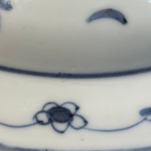 Une assiette en porcelaine de Chine en bleu et blanc à décor de deux écureuils et une grenouille, Wanli — photo 10