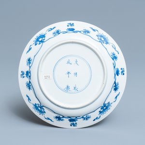 Une assiette en porcelaine de Chine en bleu et blanc à décor de 'La Rébellion de Rotterdam', marque de Chenghua, Kangxi — photo 2