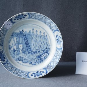 Une assiette en porcelaine de Chine en bleu et blanc à décor de 'La Rébellion de Rotterdam', marque de Chenghua, Kangxi — photo 3