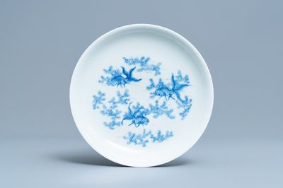 Une assiette en porcelaine de Chine en bleu et blanc à décor de poissons, marque de Daoguang, République