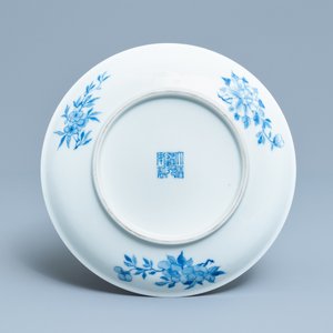 Une assiette en porcelaine de Chine en bleu et blanc à décor de poissons, marque de Daoguang, République — photo 2