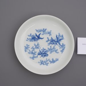 Une assiette en porcelaine de Chine en bleu et blanc à décor de poissons, marque de Daoguang, République — photo 3